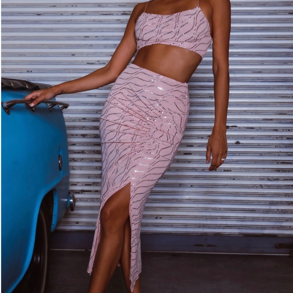 MAREE RUCHED DETAIL MIDI SKIRT BLUSH & PLEATED BUSY CROP TOP BLUSH